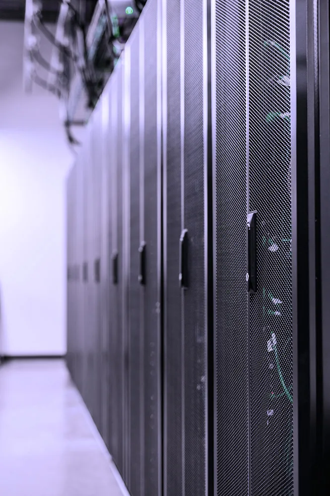 Sala de servidores con racks en un centro de datos
